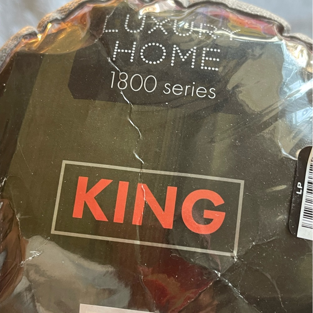 Luxury Home 1800 Series 4 Pieces Set Size King Color Burgundy.